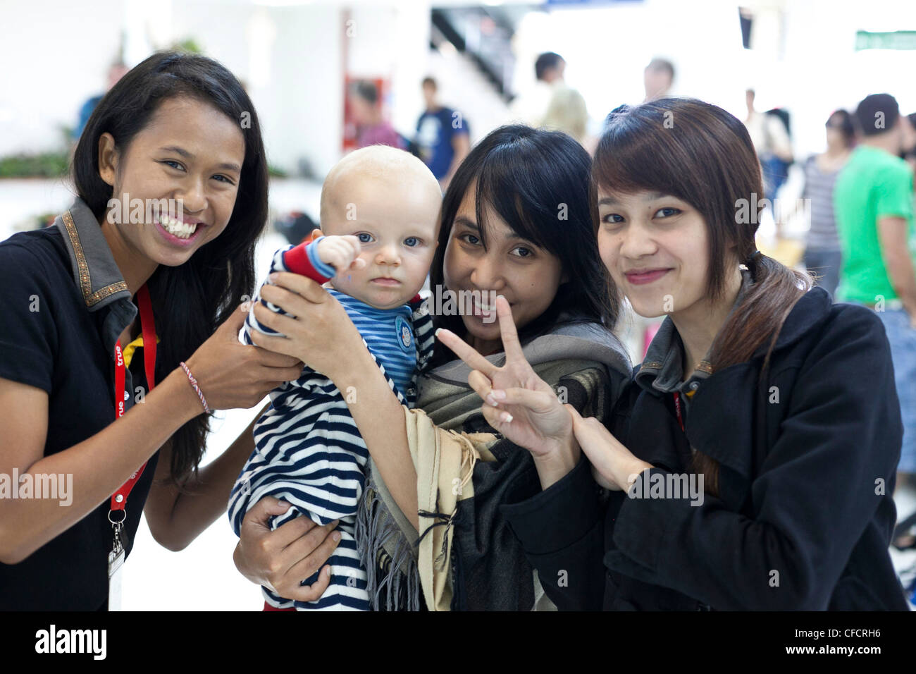 Europäischen Baby Boy mit drei thailändische Frauen Lächeln, Chiang Mai, Thailand, Asien Stockfoto