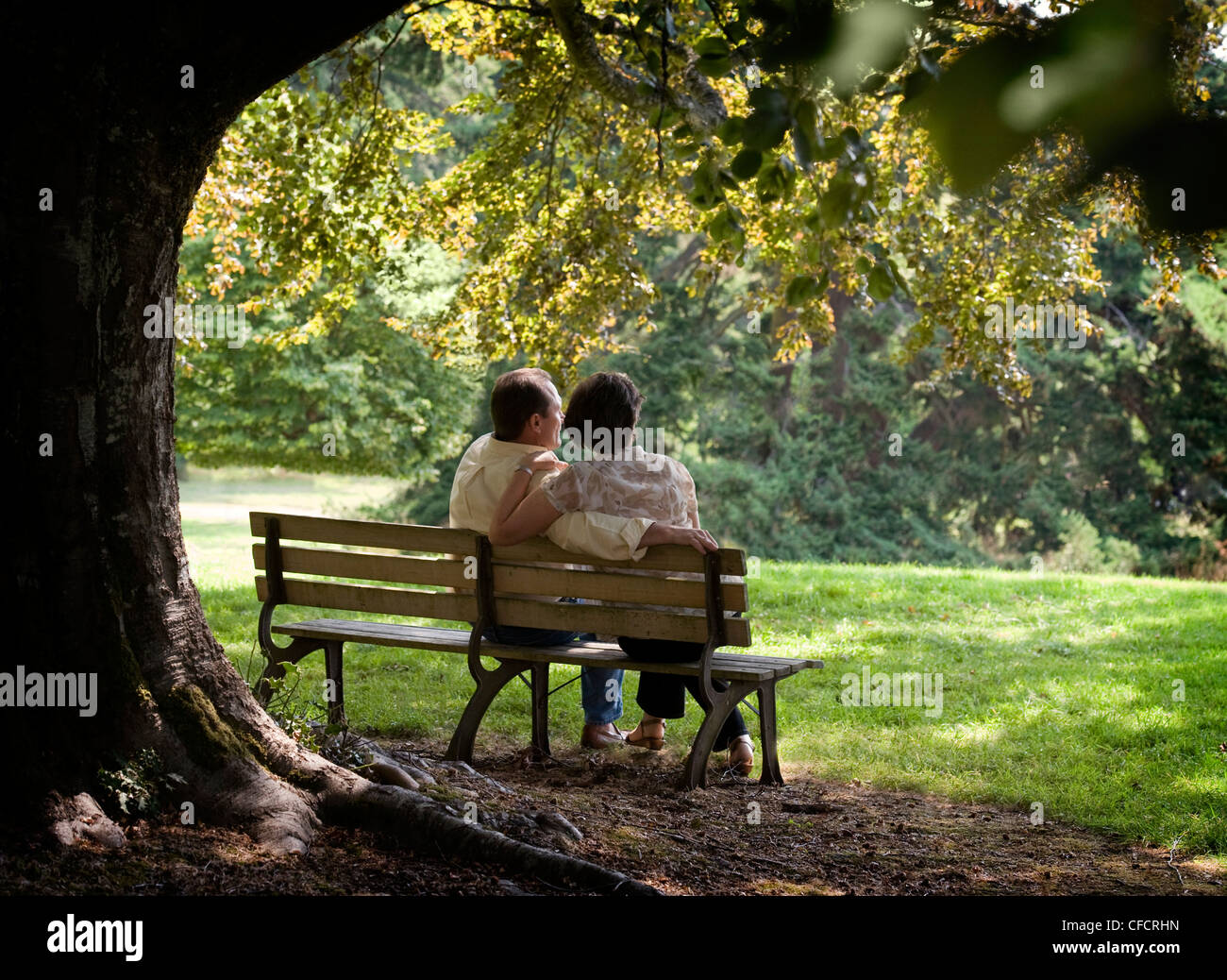 Ein Paar Auf Bank Sitzend Stockfotografie Alamy