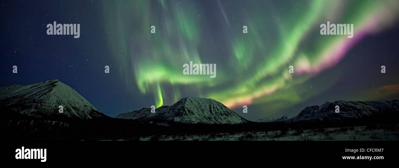 Dramatische Aurora Borealis Anzeige über Bergen außerhalb von Annie Lake, Yukon. Stockfoto