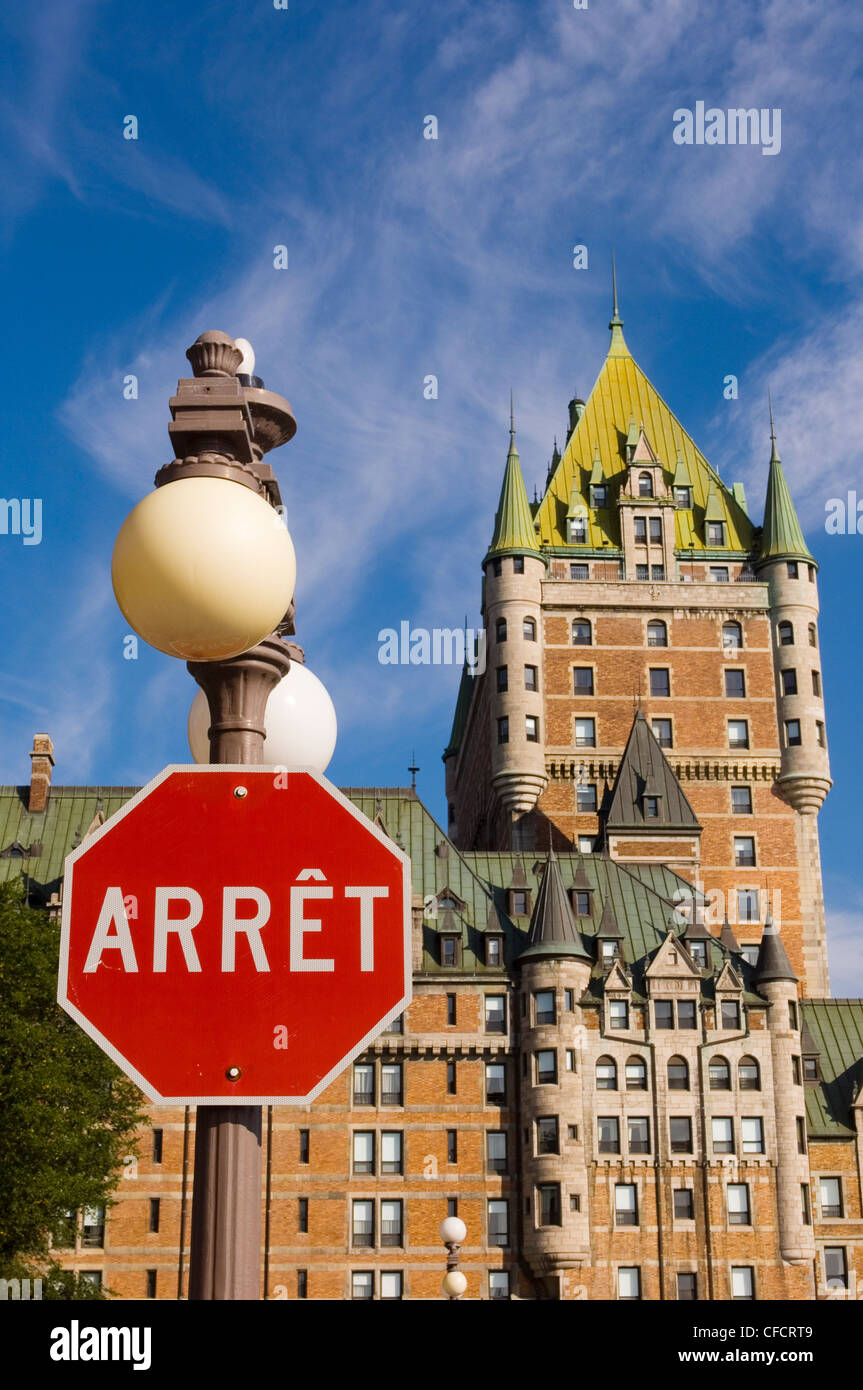 Chateau Frontenac mit französischer Sprache Stoppzeichen, Quebec City, von Rue Laporte, Quebec, Kanada. Stockfoto