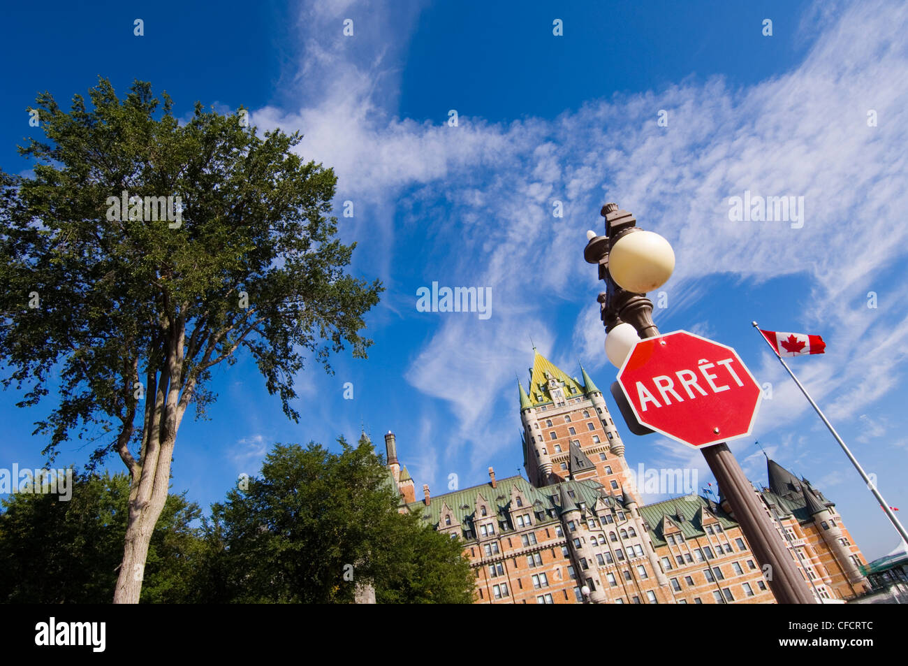 Chateau Frontenac mit französischer Sprache Stop-Schild, Quebec Stadt, Quebec, Kanada. Stockfoto