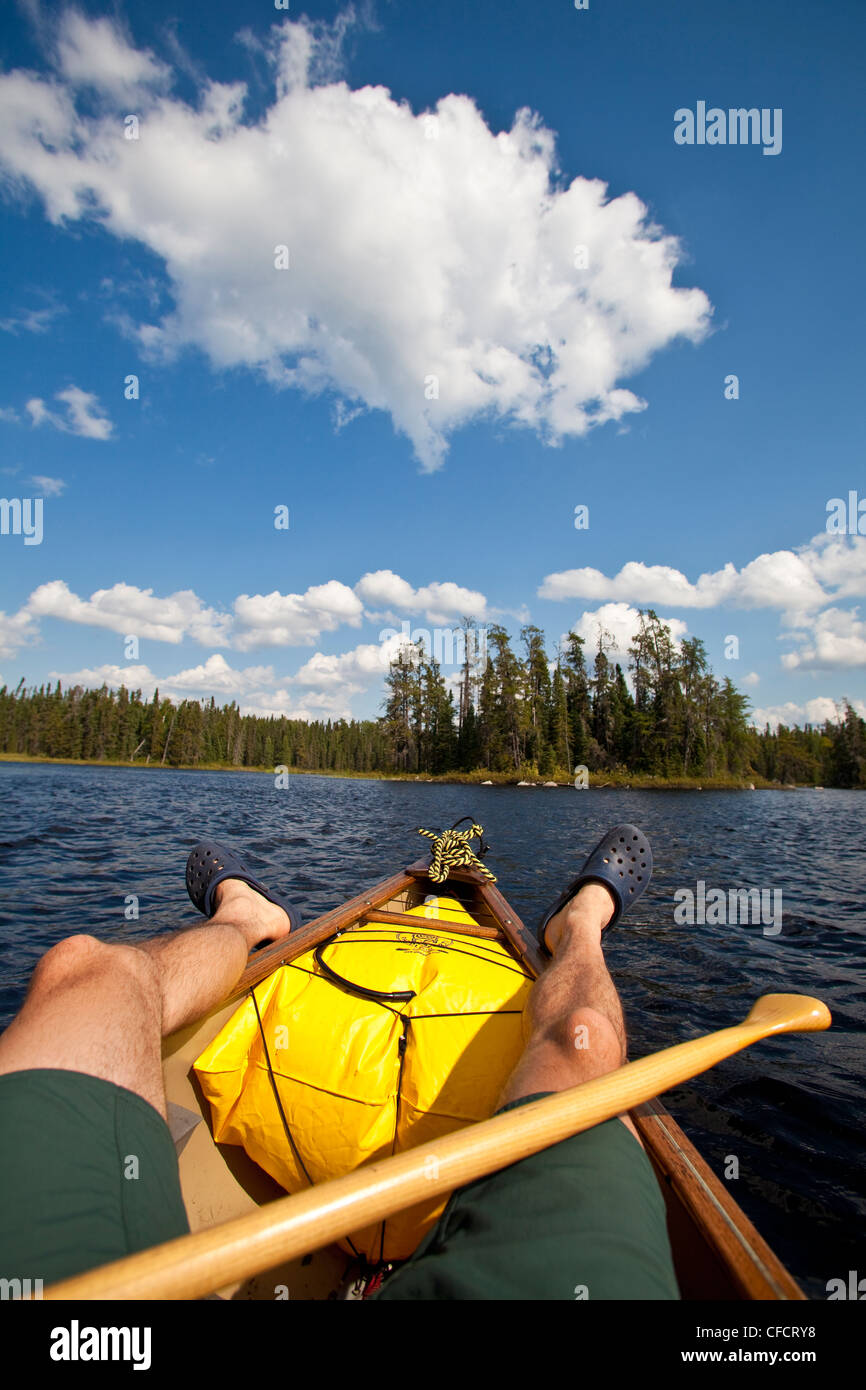 Ein junger Mann Kanu und camping für 2 Wochen im Wabakimi Provincial Park, Nord-Ontario, Kanada Stockfoto