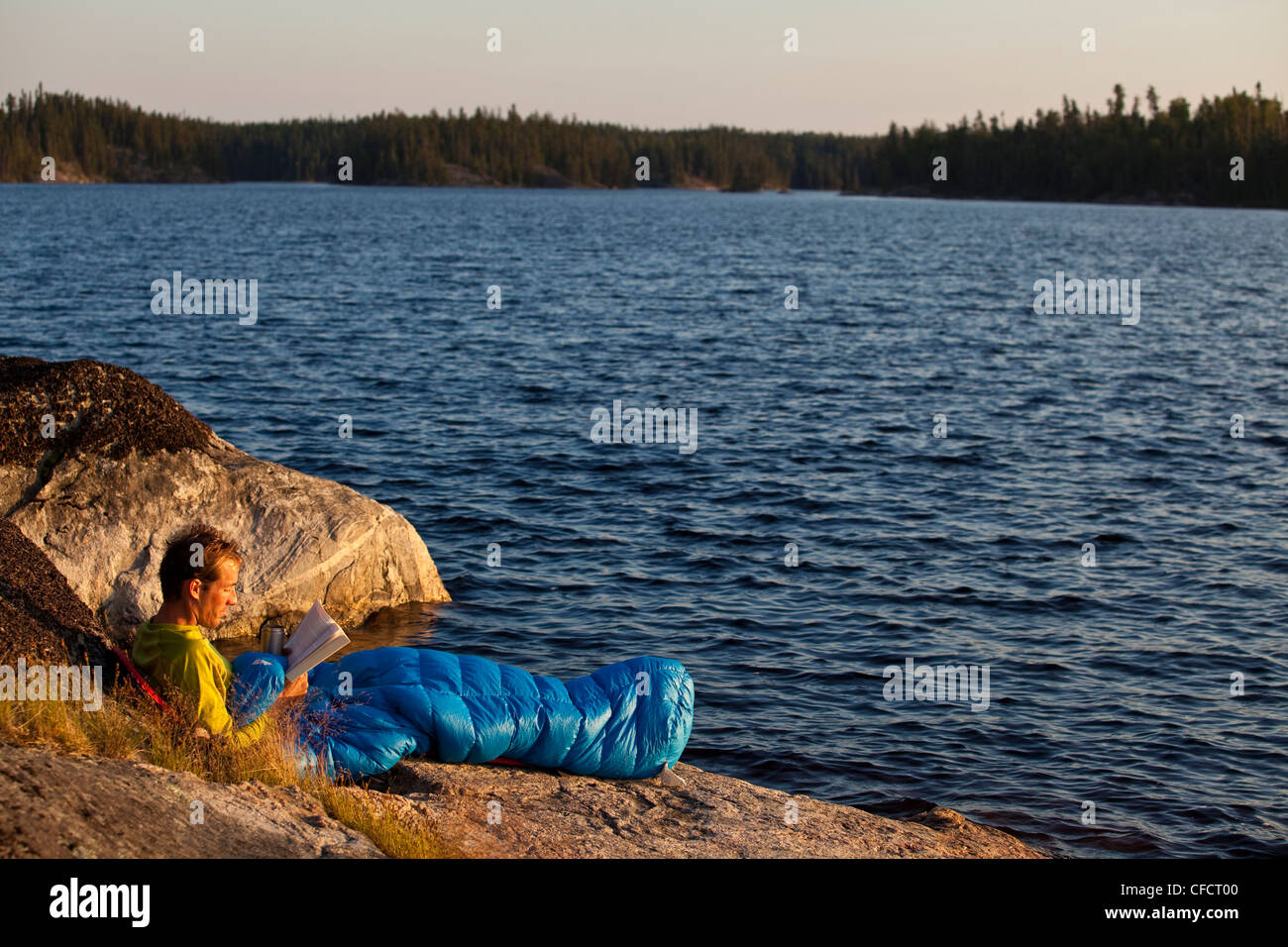 Ein junger Mann camping für 2 Wochen im Wabakimi Provincial Park, Nord-Ontario, Kanada Stockfoto