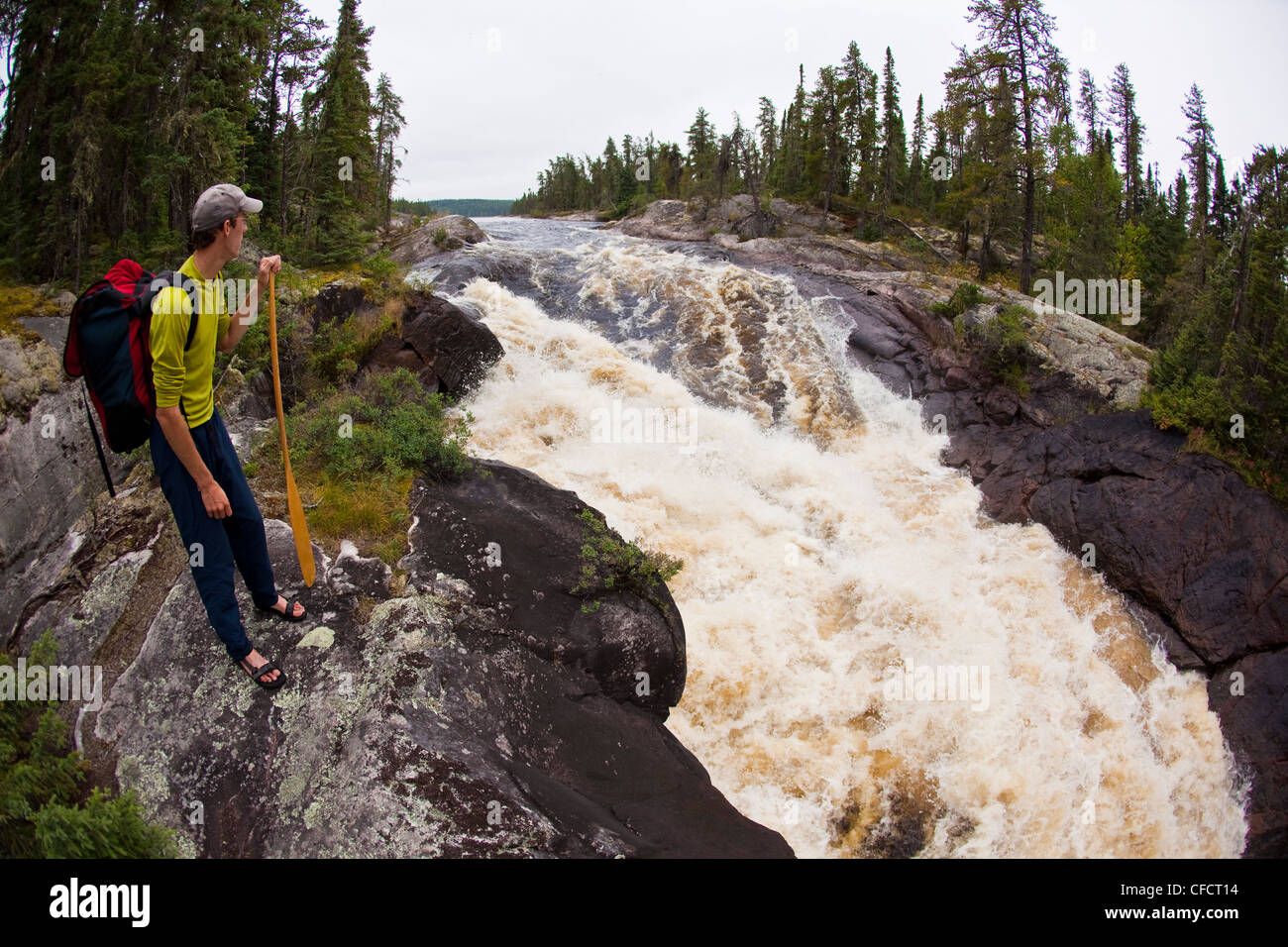 Ein Mann mit Kanu paddeln, Wabakimi Provinical Park, Ontario, Kanada Stockfoto