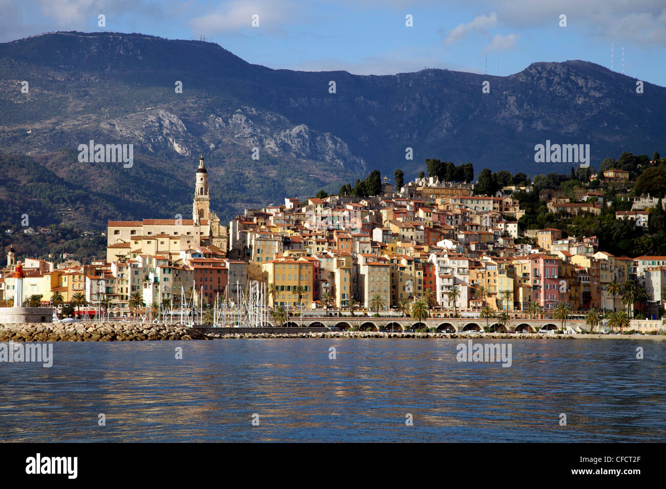 Blick vom Meer von Menton, Alpes Maritimes, Provence, Cote d ' Azur, Côte d ' Azur, Frankreich, Mittelmeer, Europa Stockfoto