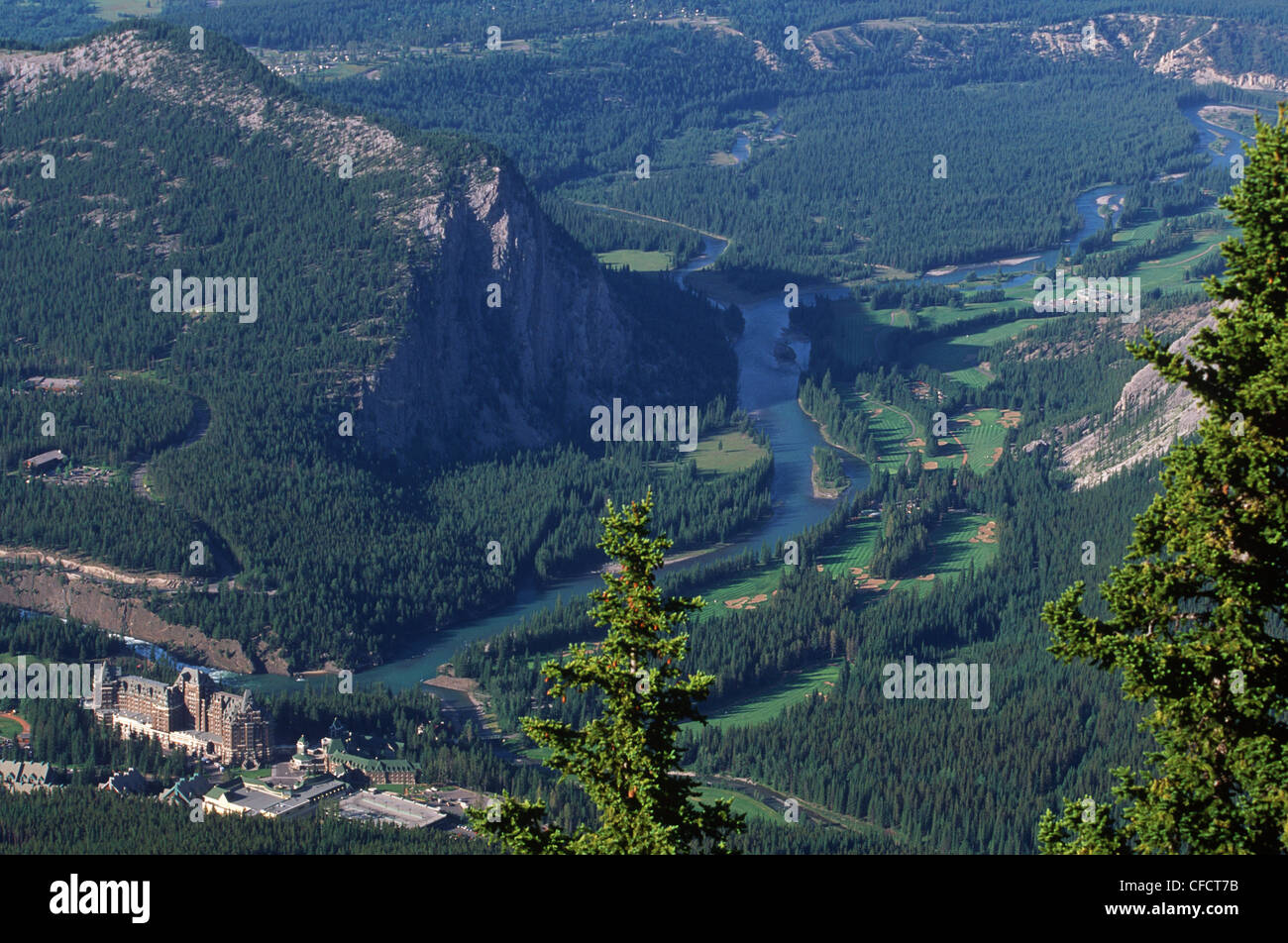 Blick hinunter vom Sulphur Mountain, Banff Springs Hotel und Golfplatz Townsite, Alberta, Kanada. Stockfoto