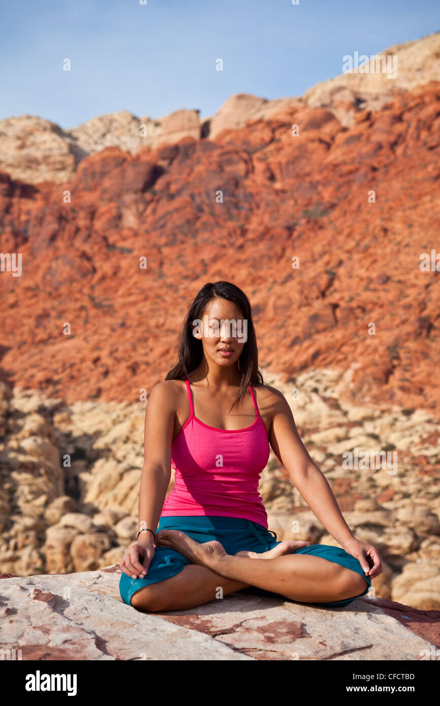 Ein Fit junge Asiatin praktizieren Yoga während auf einem Felsen klettern Reise, Red Rocks, Las Vegas, Nevada, Vereinigte Staaten von Amerika Stockfoto