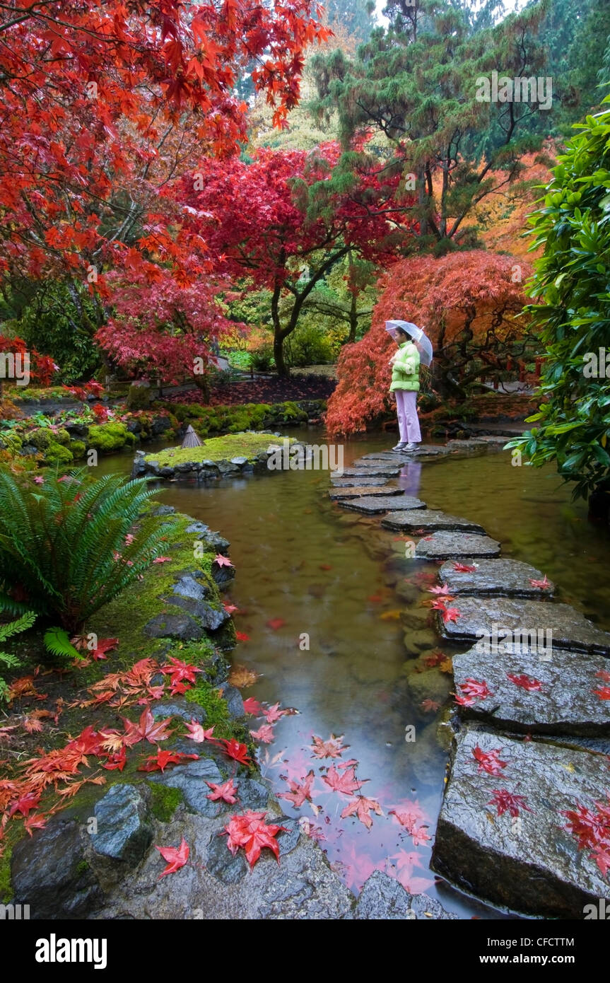 Frau im japanischen Garten im Herbst an die Butchart Gardens, Victoria, Vancouver Island, British Columbia, Kanada Stockfoto