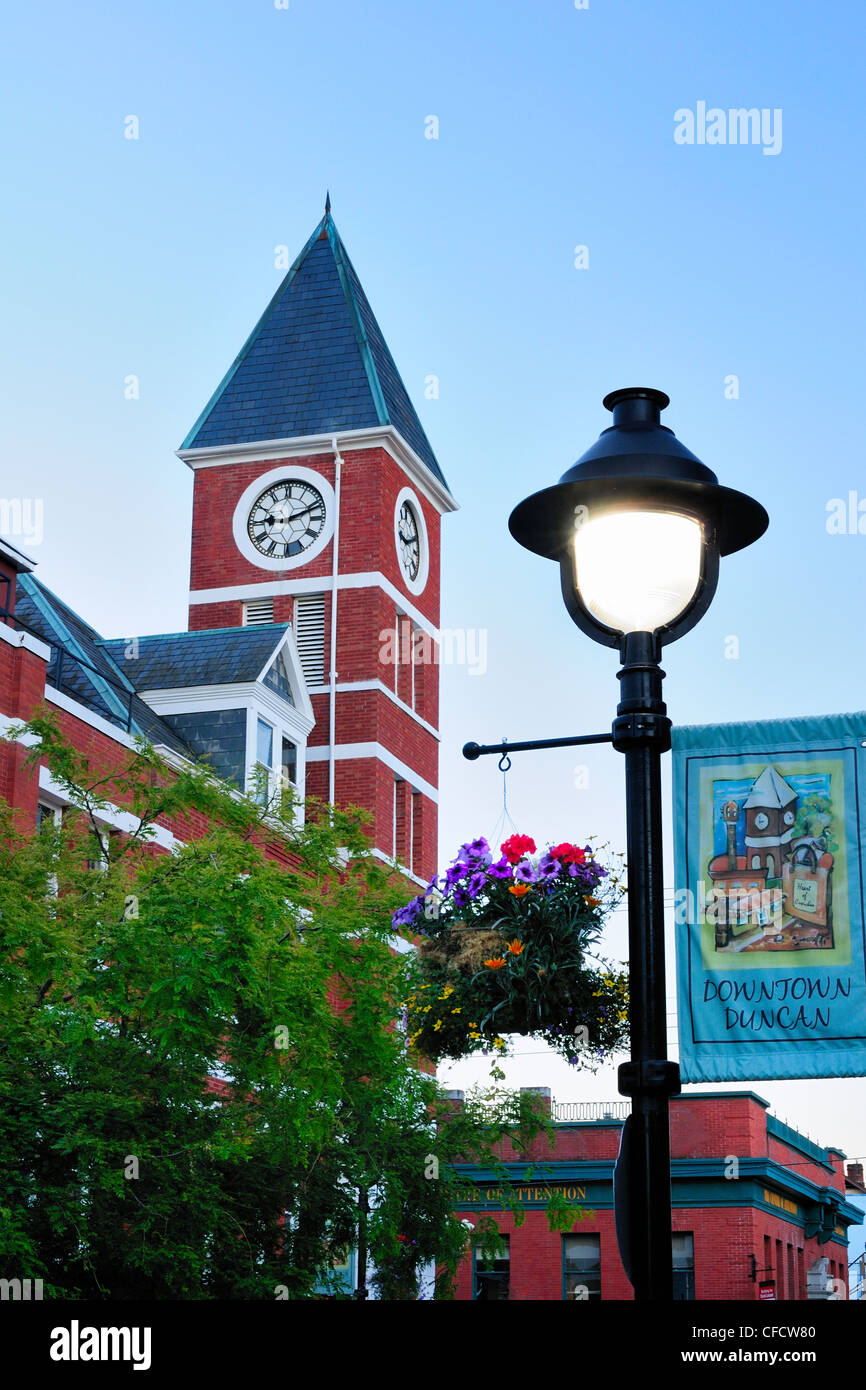 Alte Laterne und das Rathaus in Duncan, BC. Stockfoto