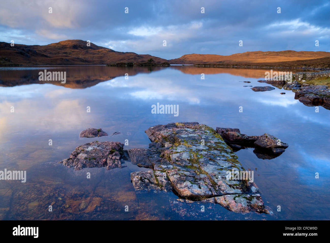 Loch Tollaidh im Morgengrauen, in der Nähe von Poolewe, Achnasheen, Wester Ross, Highlands, Schottland, Vereinigtes Königreich, Europa Stockfoto