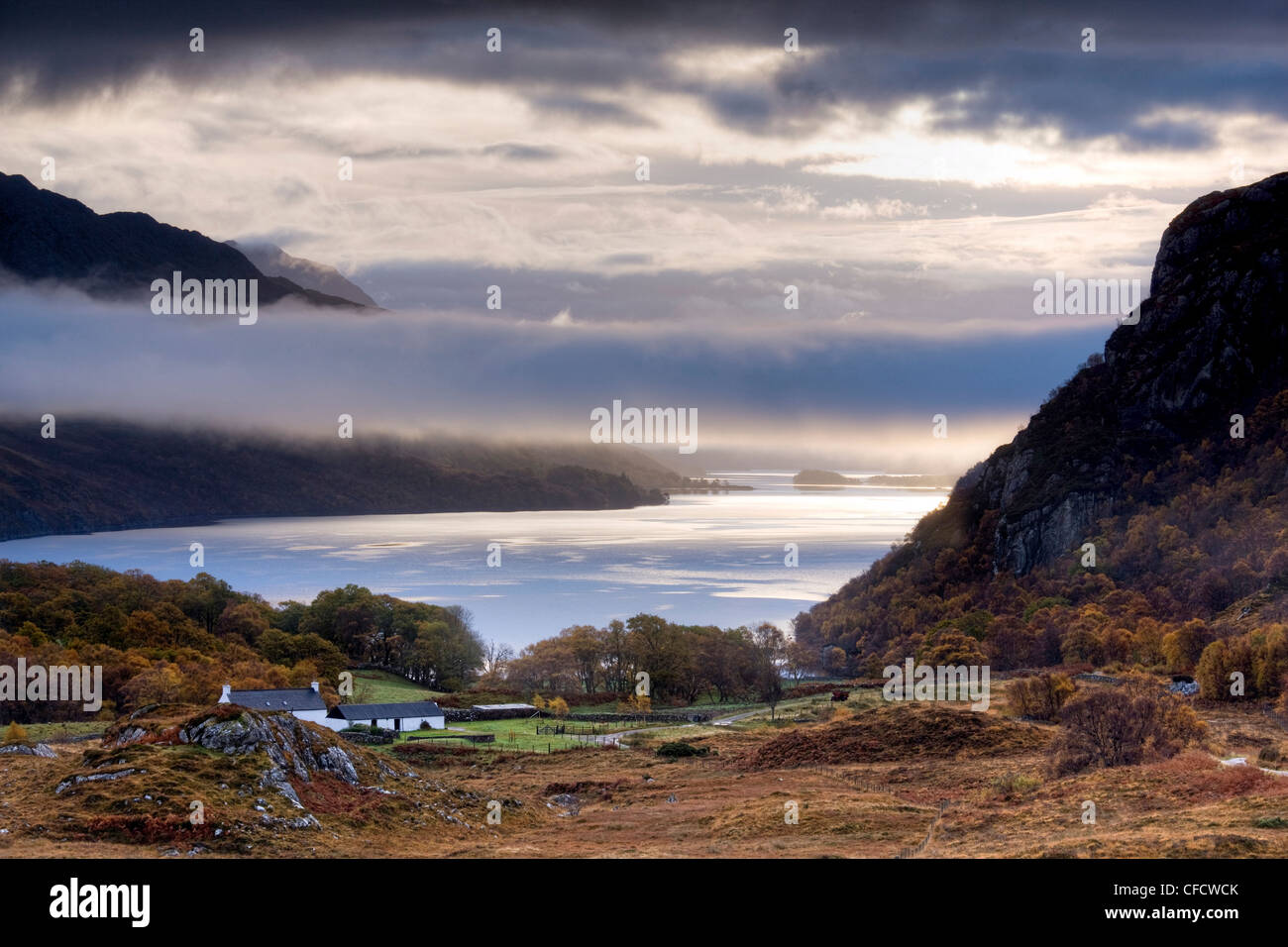 Am frühen Morgen Nebel schwebt über Loch Maree, Wester Ross, Highlands, Schottland, Vereinigtes Königreich Stockfoto