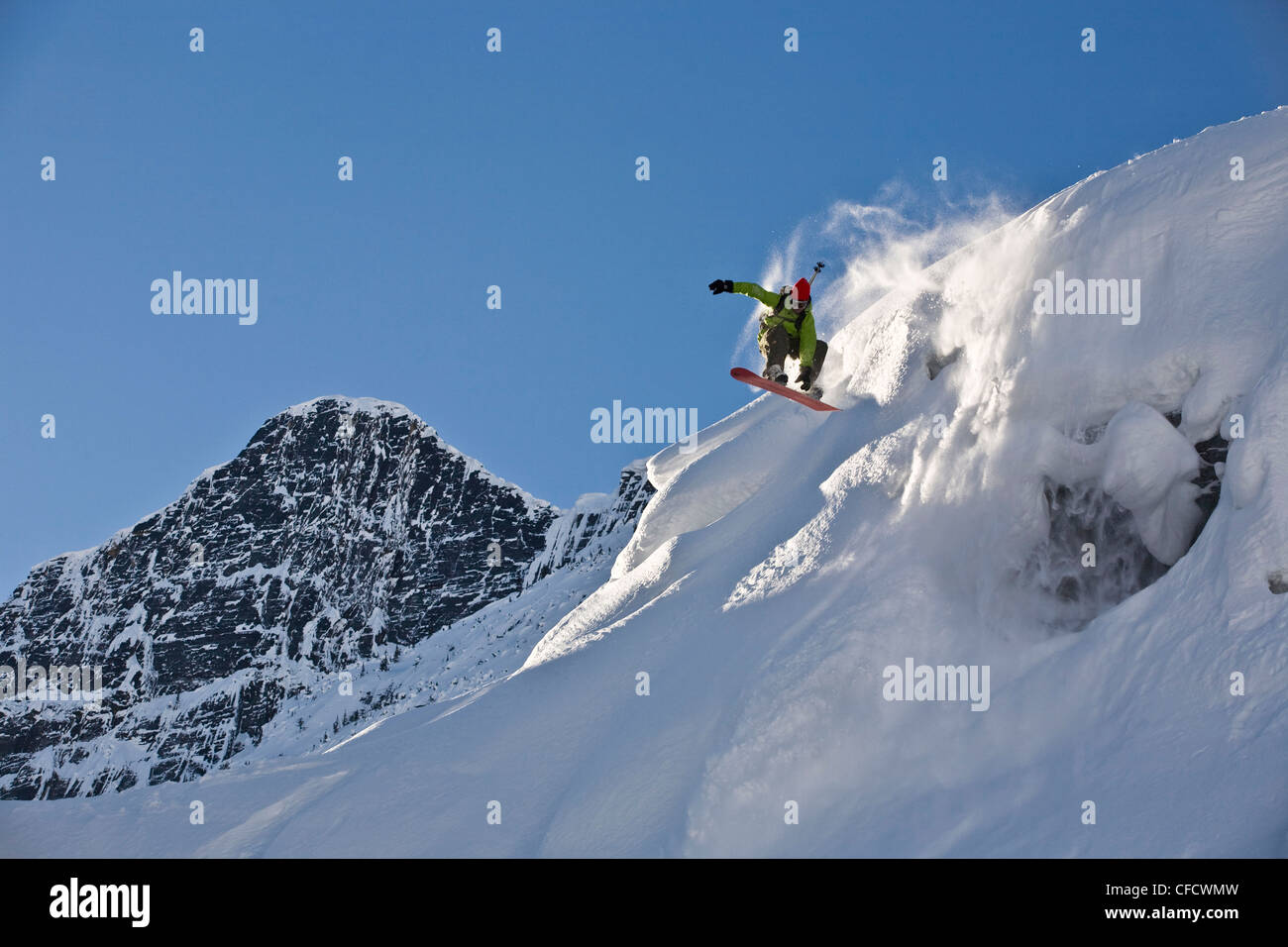 Ein junger Mann Splitboarding im Hinterland von Roger Pass, Glacier Nationalpark, Britisch-Kolumbien, Kanada Stockfoto