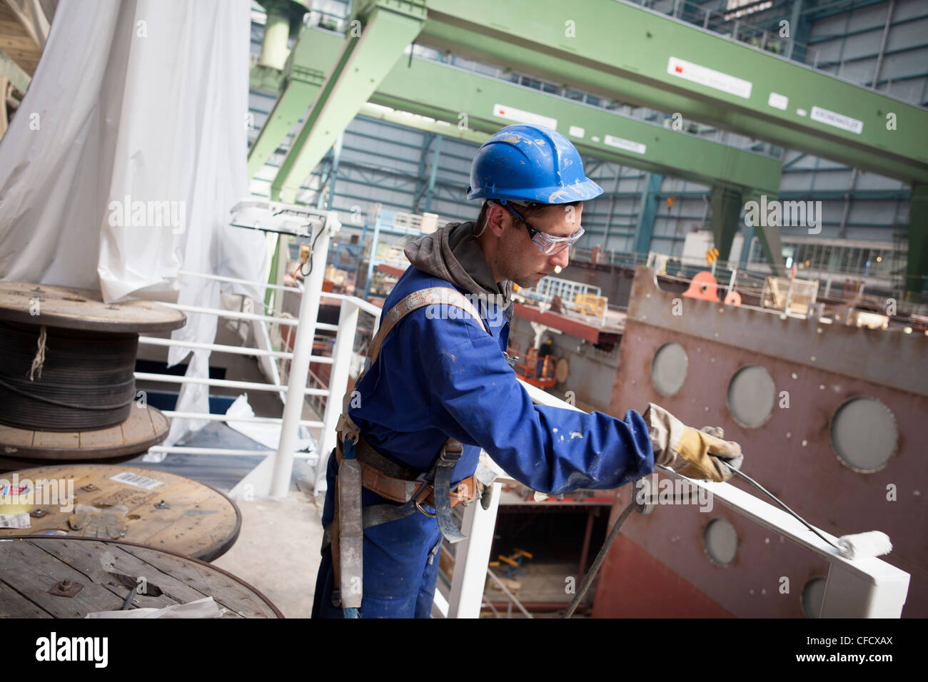 Arbeiter, die Malerei, Geländer, Kreuzer im Bau im Trockendock, Meyer Werft, Papenburg, Niedersachsen, Deutschland Stockfoto