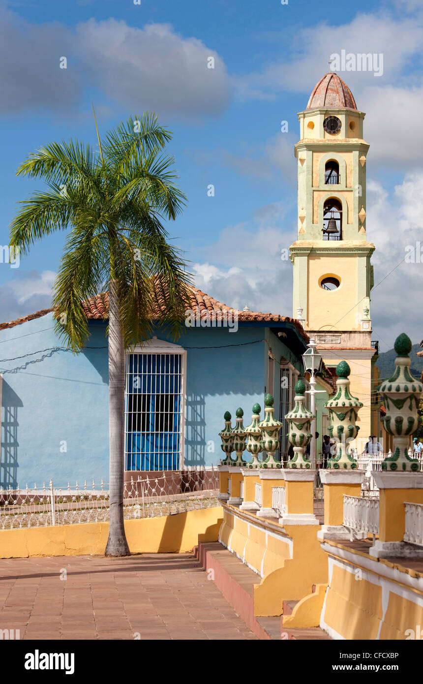 Blick über Plaza Major, der Turm der Iglesia y Convento de San Francisco, Trinidad, Kuba, Westindische Inseln Stockfoto