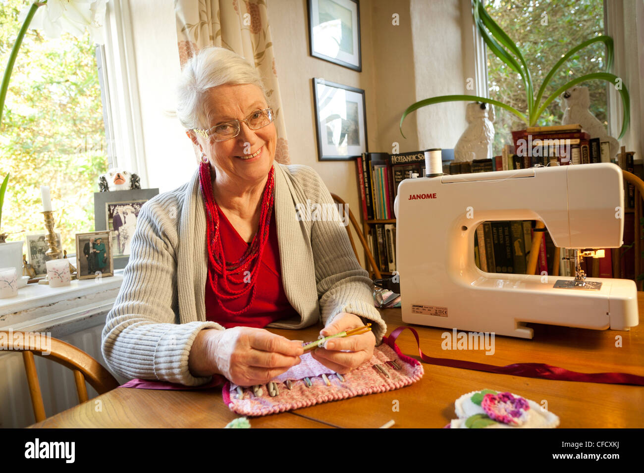 Margaret Hughes, Tregaron Wales Großbritannien, die Macht und verkauft gehäkelten Artikel und Kits für ihre Rente zu ergänzen. 7. Februar 2012 Stockfoto