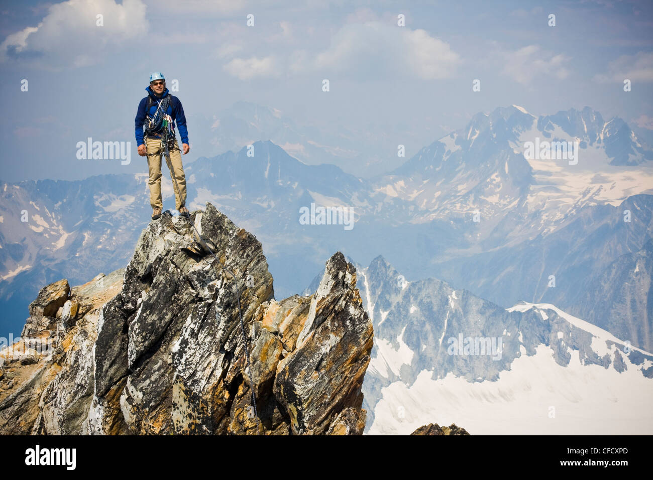 Ein junger Mann Bergsteigen die klassische Nord West Ridge von Mt. Sir Donald, Glacier National Park, Britisch-Kolumbien, Kanada Stockfoto