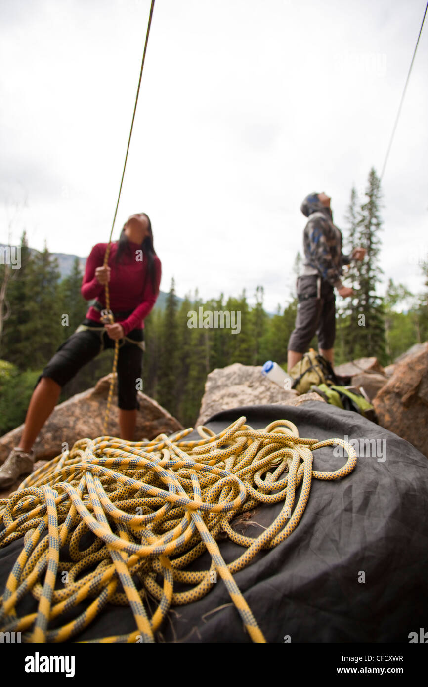 Kletterer sichern an Lost Boys Felsen, Jasper Nationalpark, Alberta, Kanada Stockfoto