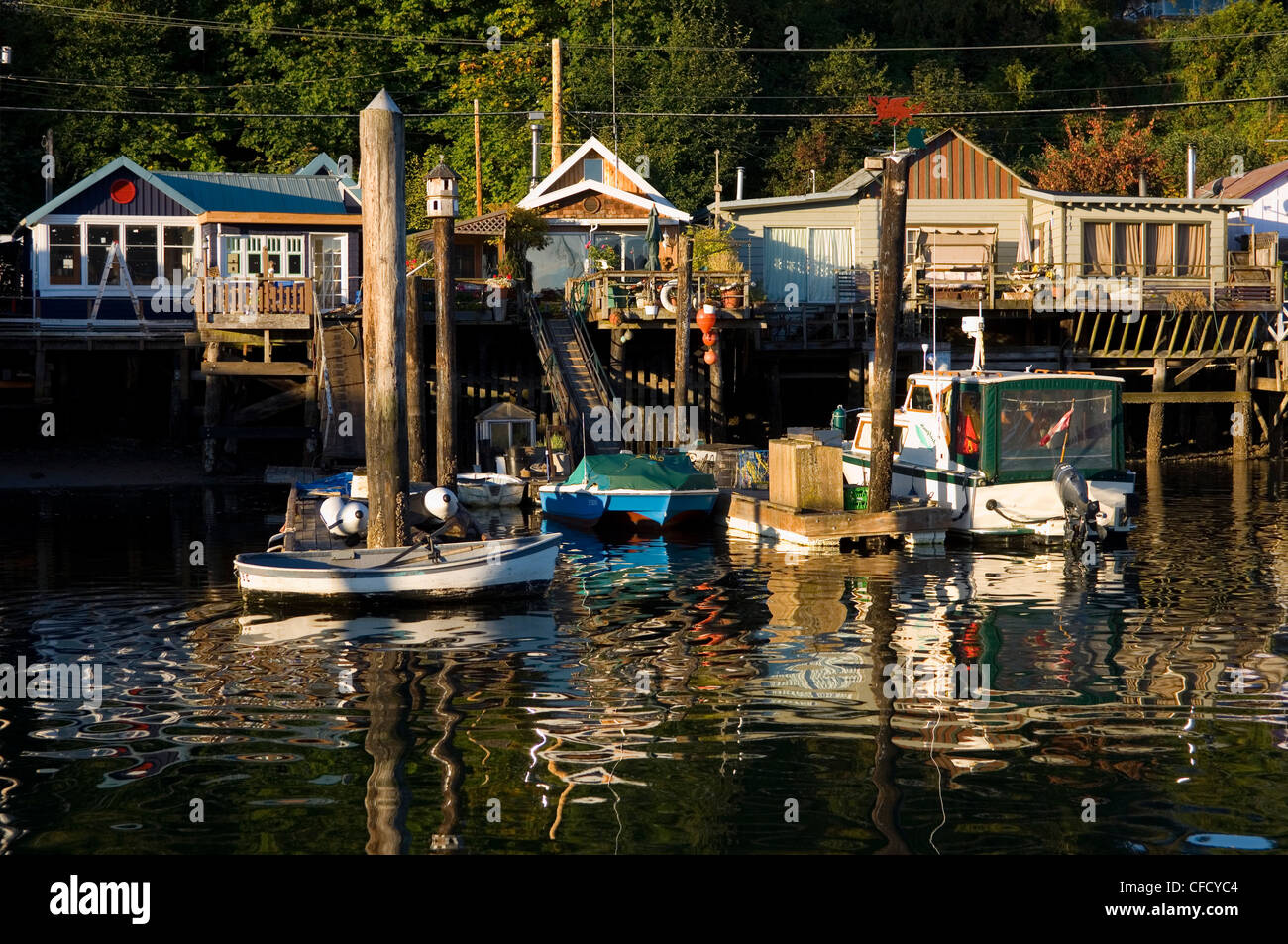 Blick vom Cowichan Bay Docks zurück nach Ufergegendhäuser entlang Cowichan Bay. Stockfoto