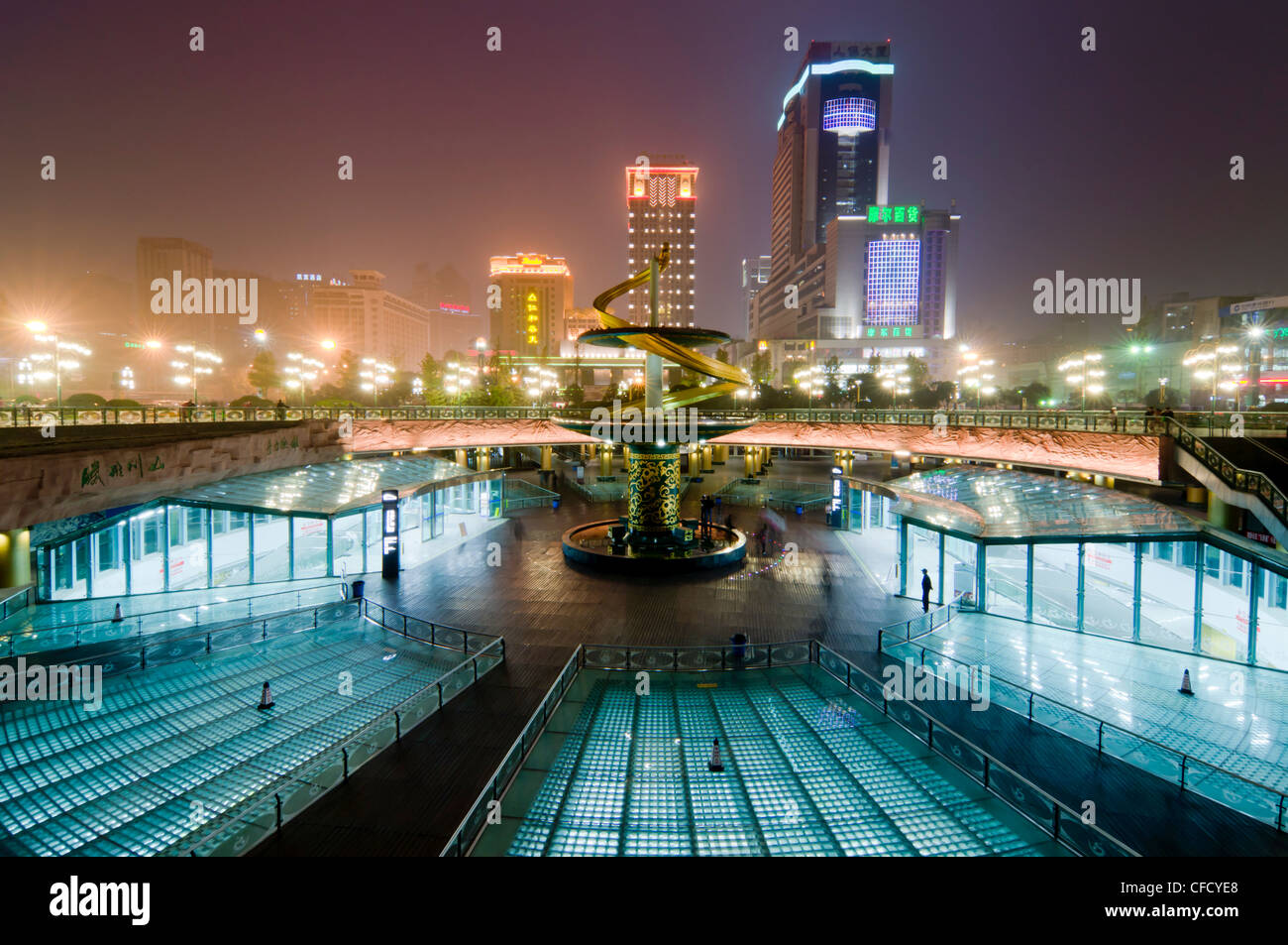 Tianfu Square bei Nacht, Chengdu, Sichuan, China, Asien Stockfoto