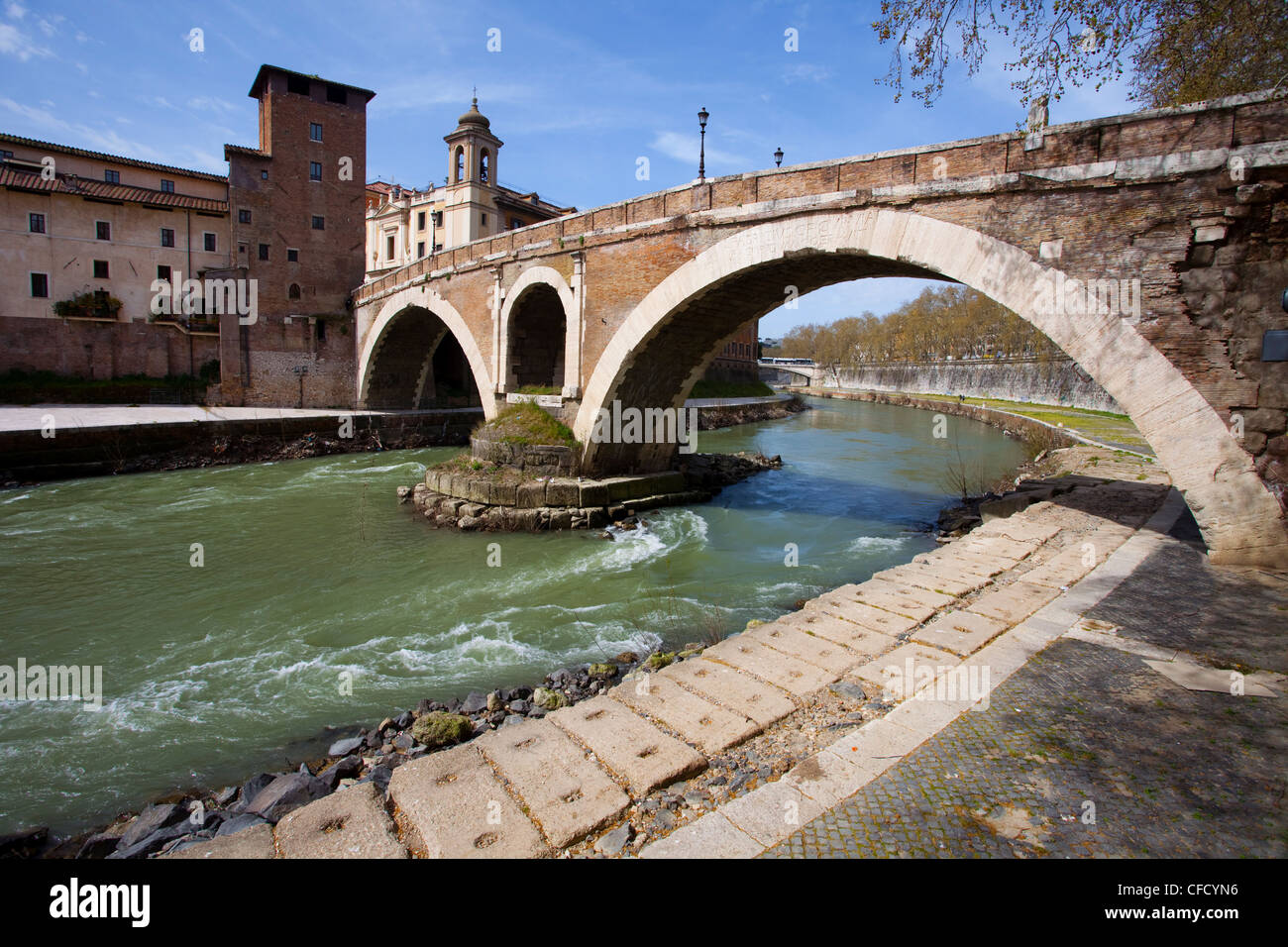 Ponte Fabricio über den Fluss Tiber, Isola Tiberina, Rom, Latium, Italien, Europa Stockfoto