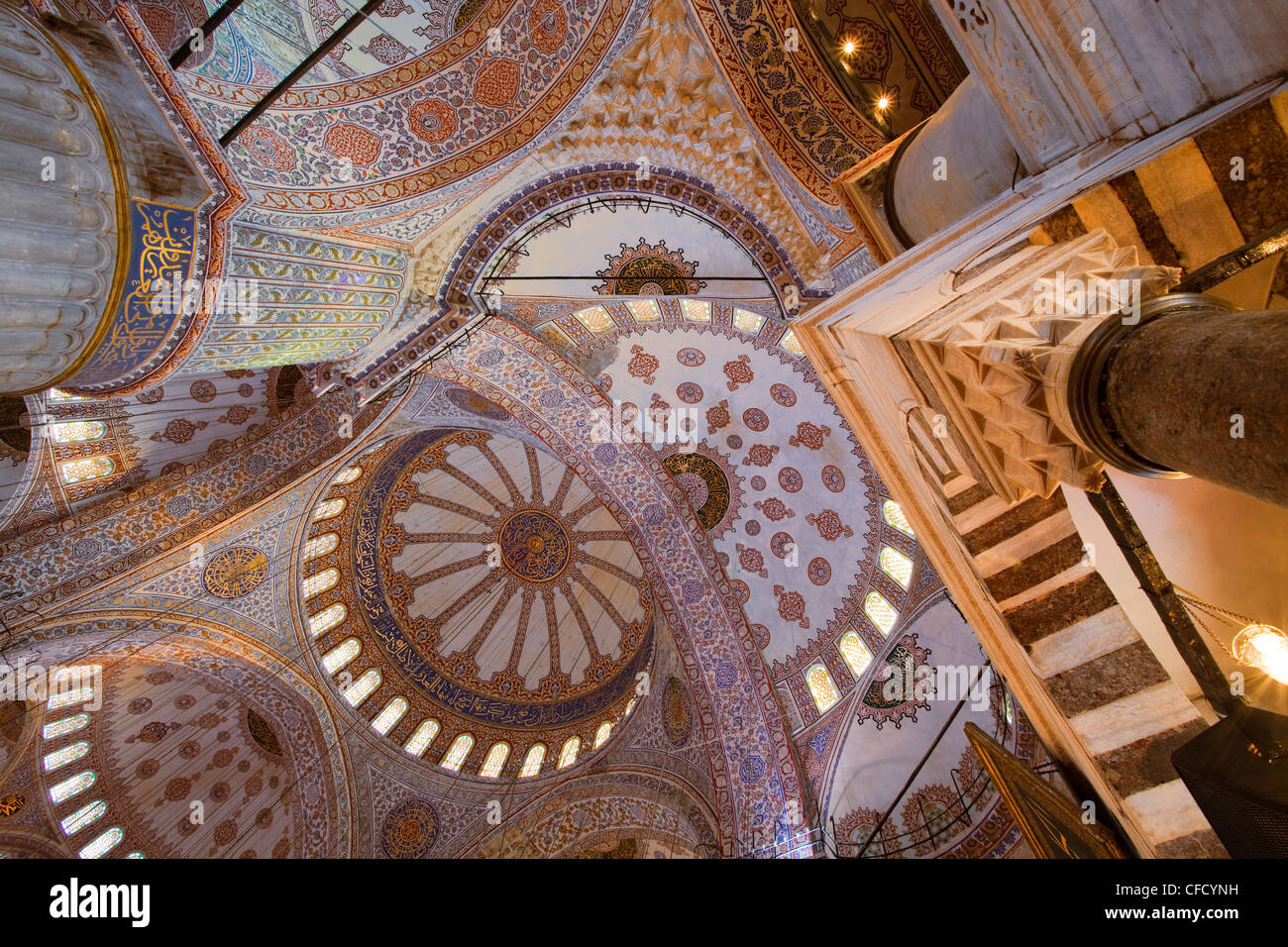 Innenraum der blauen Moschee erbaut von Sultan Ahmet i. 1609, entworfen von dem Architekten Mehmet Aga, Istanbul, Türkei, Europa Stockfoto