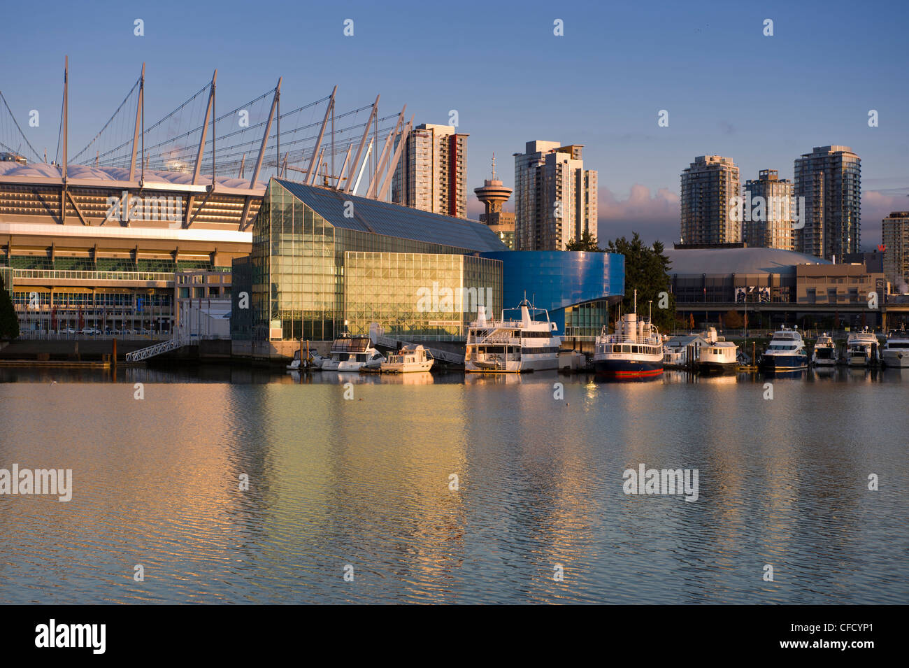 Das BC Place Stadium und die Plaza of Nations-Seite False Creek, Vancouver, Britisch-Kolumbien, Kanada Stockfoto