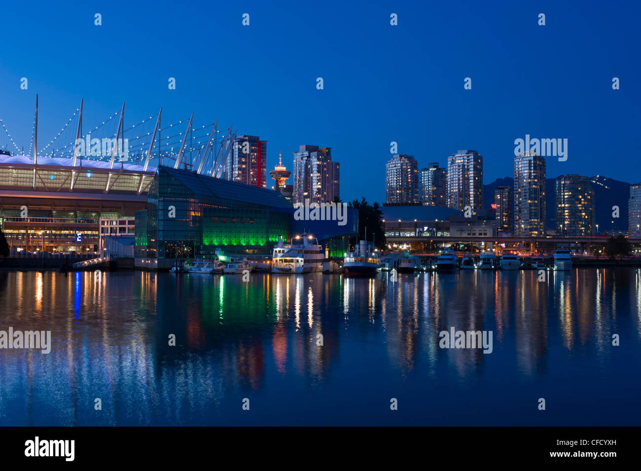 Die Skyline der Stadt mit neuen Schiebedach auf BC Place Stadium, False Creek, Vancouver, Britisch-Kolumbien, Kanada Stockfoto