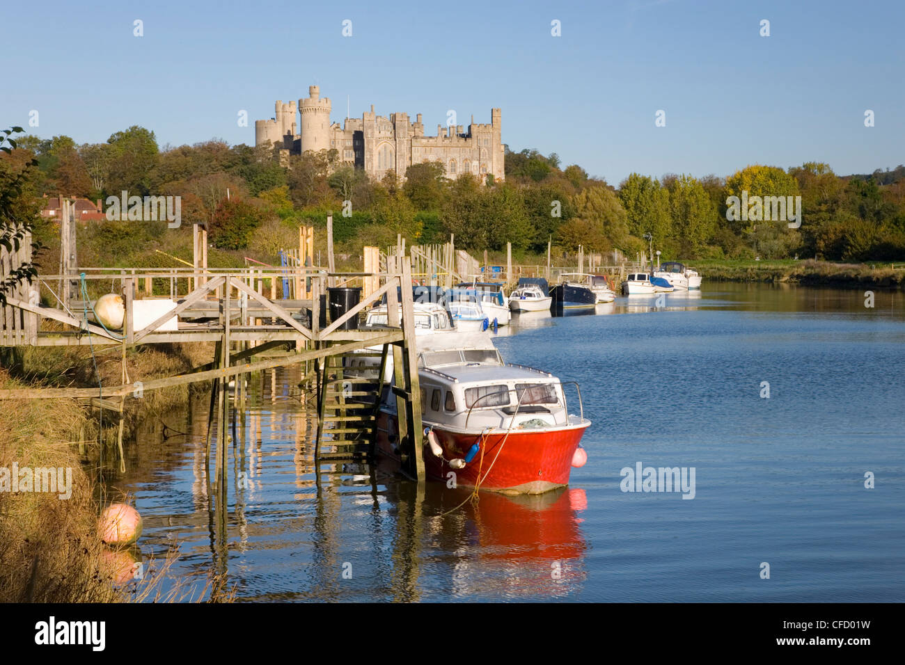 Bunte Boote auf dem Fluss Arun unterhalb der Burg Arundel, West Sussex, England, Vereinigtes Königreich, Europa Stockfoto