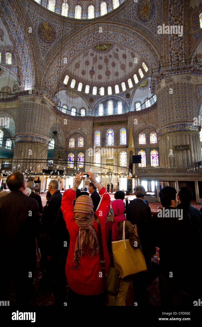 Touristen in der Hauptkuppel, Sultan Ahmed Mosque (blaue Moschee), Istanbul, Türkei Stockfoto
