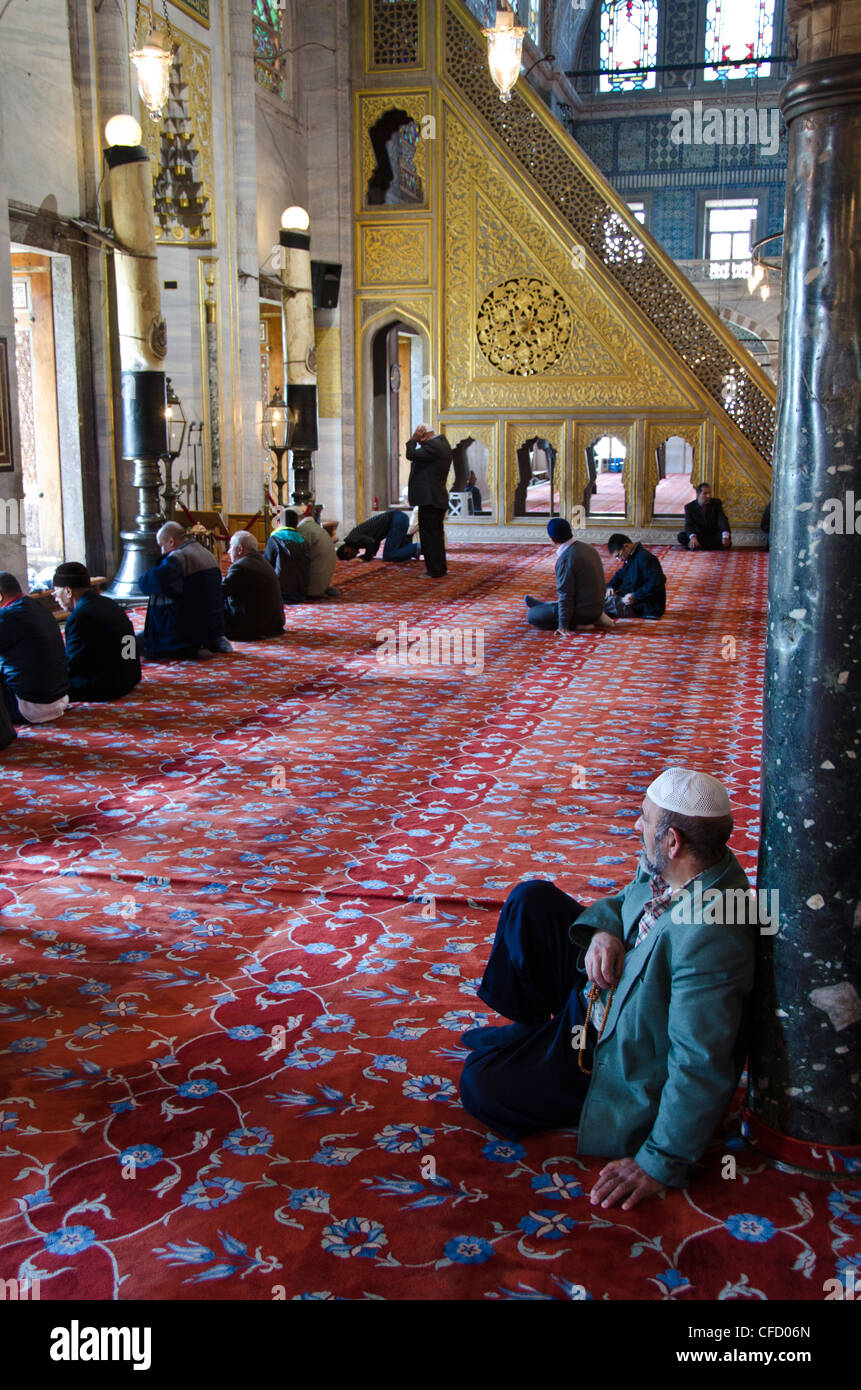 Anbetung in der Sultan-Ahmed-Moschee (blaue Moschee), Istanbul, Türkei Stockfoto