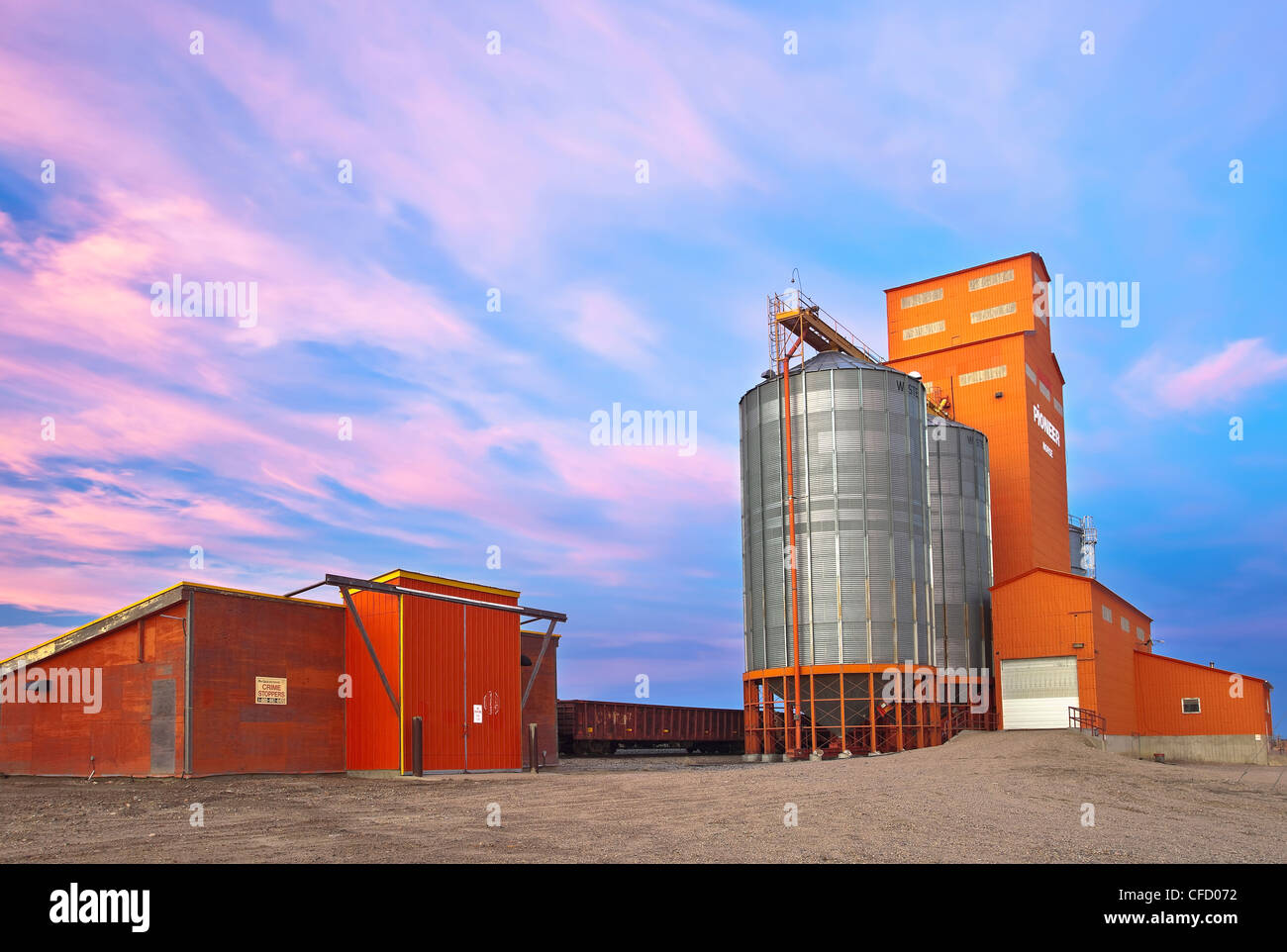 Grain Elevator bei Sonnenuntergang. Morse, Saskatchewan, Kanada. Stockfoto
