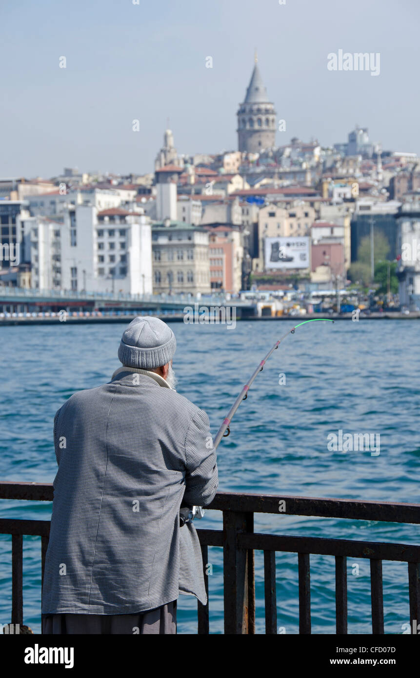 Fischer auf den Golden Horn mit Stadtteil Beyoğlu und Galata-Turm über Istanbul, Türkei Stockfoto