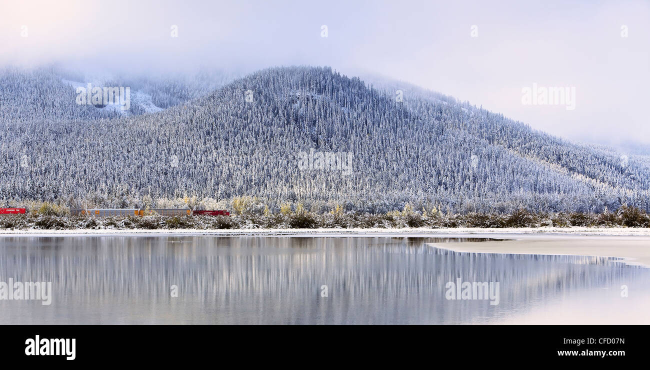 Güterzug und frisch gefallenen Schnee. Vermillion Seen, Banff Nationalpark, Alberta, Kanada. Stockfoto