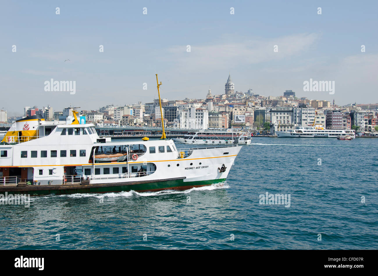 Fähre Bogen auf der Golden Horn mit Stadtteil Beyoğlu und Galata-Turm über Istanbul, Türkei Stockfoto