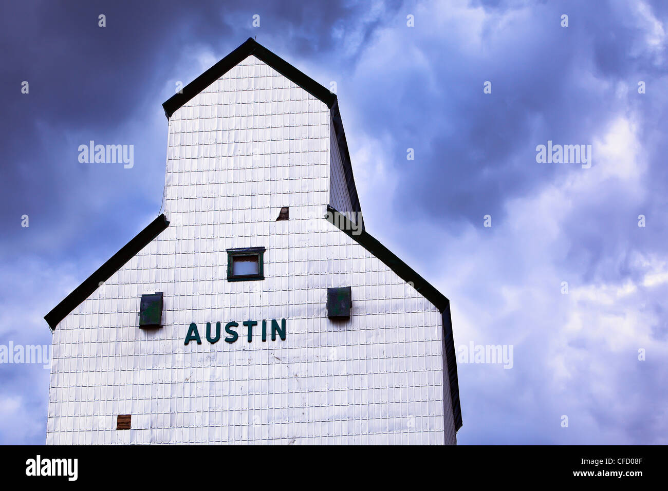 Getreidesilo und dramatischen Himmel. Austin, Manitoba, Kanada. Stockfoto