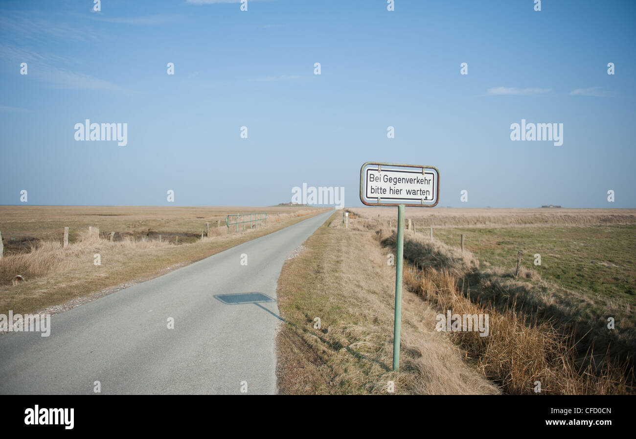 Straßenschild auf K44 angibt, es zu warten zu lassen Sie Verkehr Pass auf Hallig Langeneß, "Insel" im Wattenmeer der Nordsee, Deutschland Stockfoto