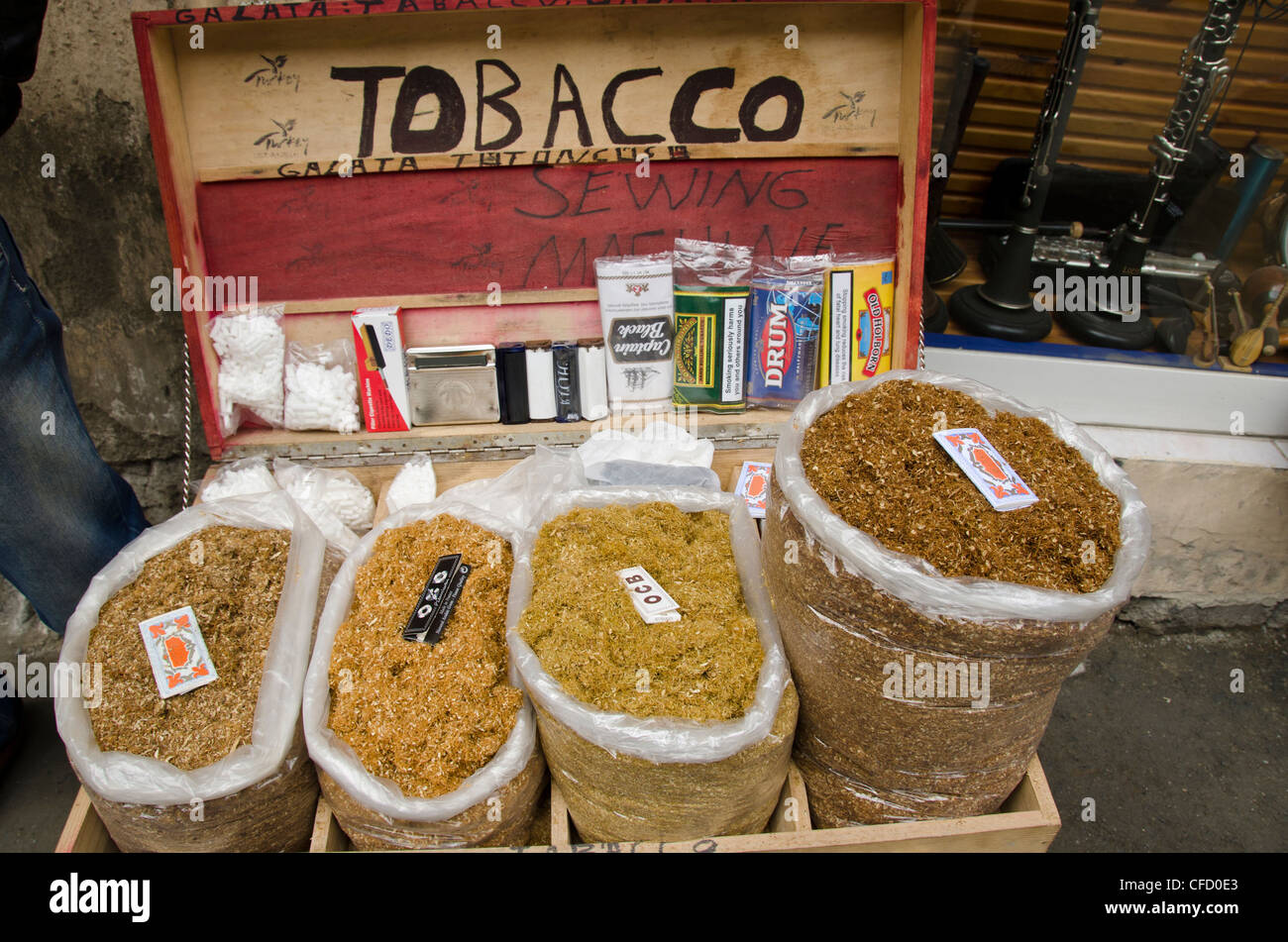 Tabakwaren für den Verkauf auf der Straße, Istanbul, Türkei Stockfoto