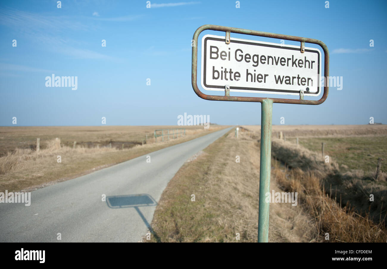Straßenschild auf K44 angibt, es zu warten zu lassen Sie Verkehr Pass auf Hallig Langeneß, "Insel" im Wattenmeer der Nordsee, Deutschland Stockfoto