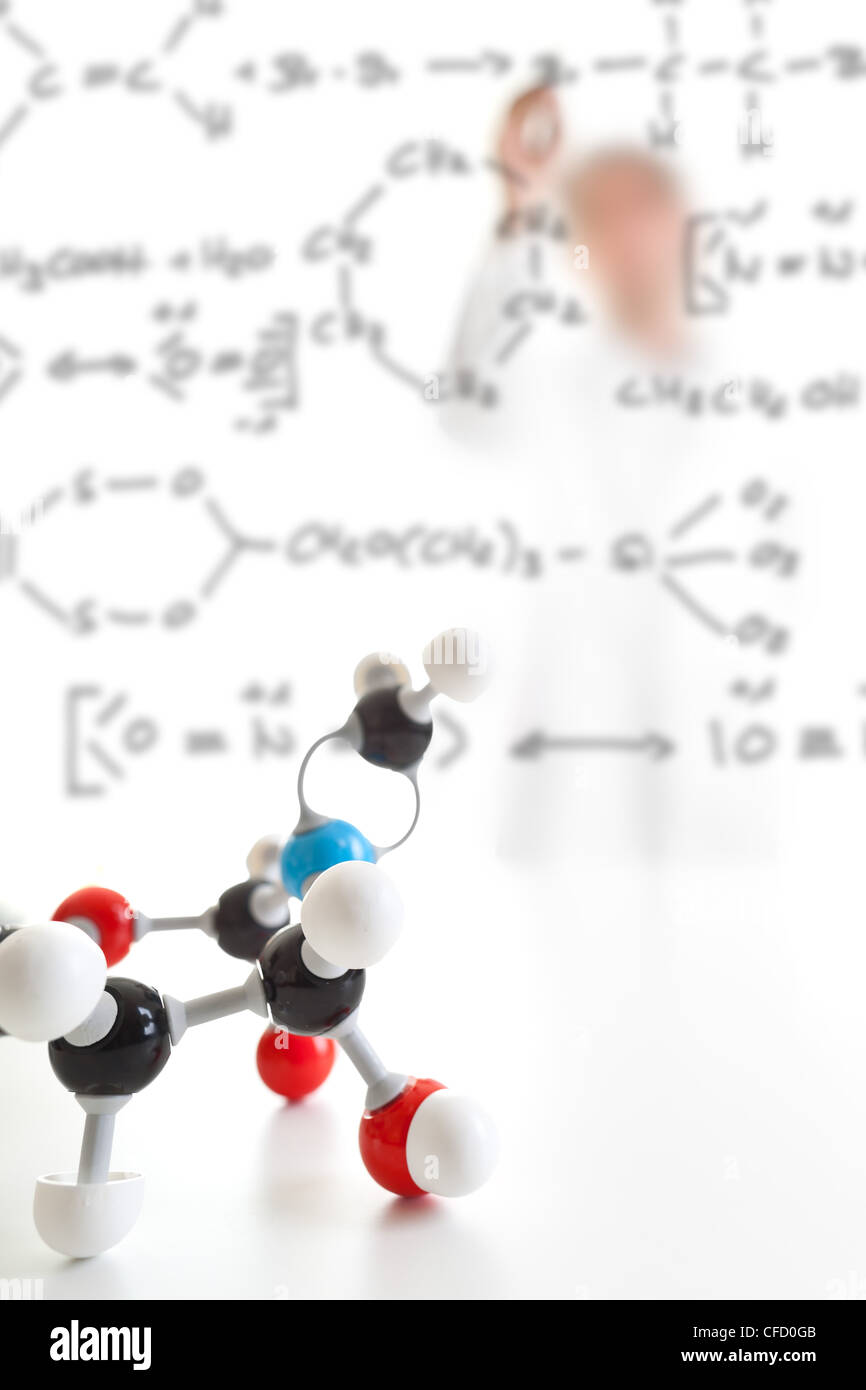 Molekül-Modell mit Forscher Notizen im Hintergrund Stockfoto