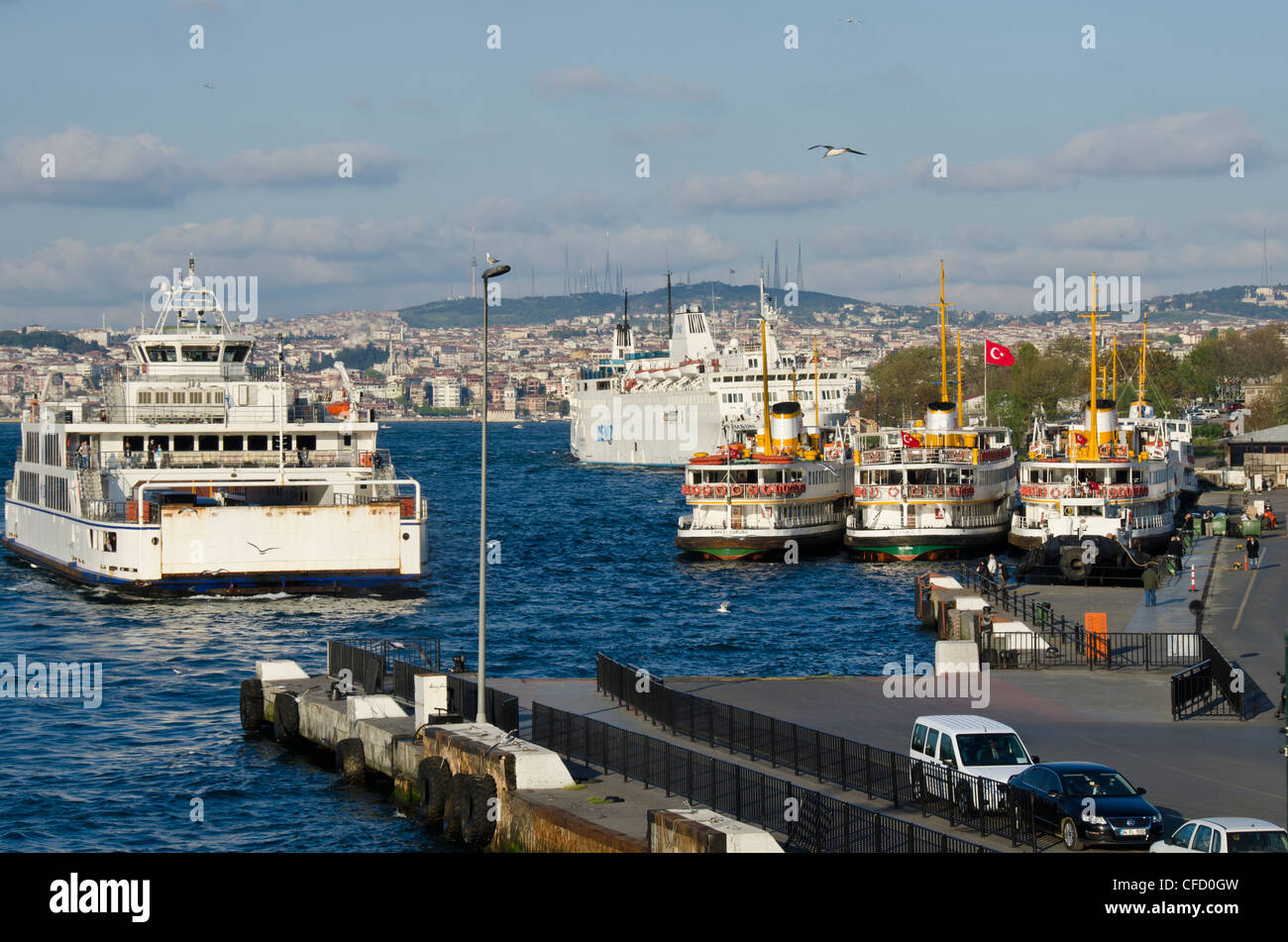 Beschäftigt Wasserstraßen am Goldenen Horn mit Blick auf den Bosporus, Istanbul, Türkei. Stockfoto