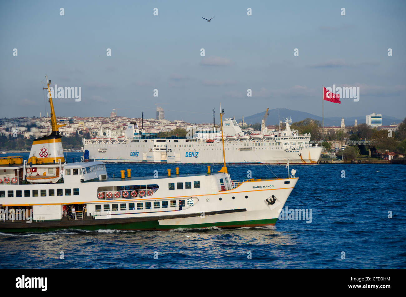 Beschäftigt Wasserstraßen am Goldenen Horn mit Blick auf den Bosporus, Istanbul, Türkei. Stockfoto