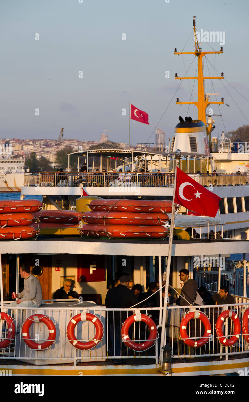 Beschäftigt Wasserstraßen am Goldenen Horn mit Blick auf den Bosporus, Istanbul, Türkei. Stockfoto