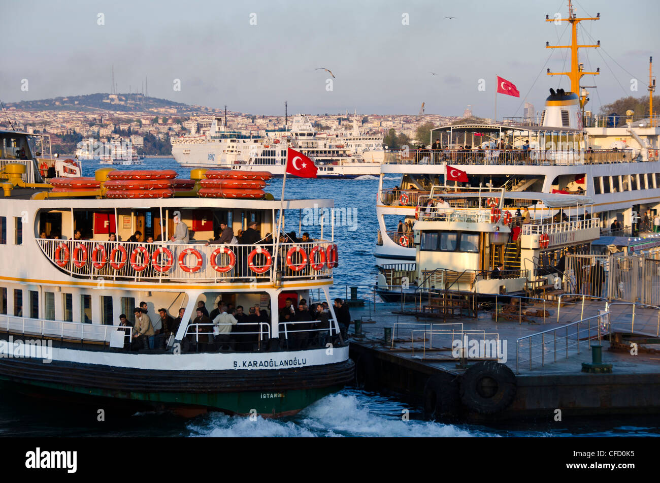 Beschäftigt Wasserstraßen am Goldenen Horn mit Blick auf den Bosporus, Istanbul, Türkei. Stockfoto