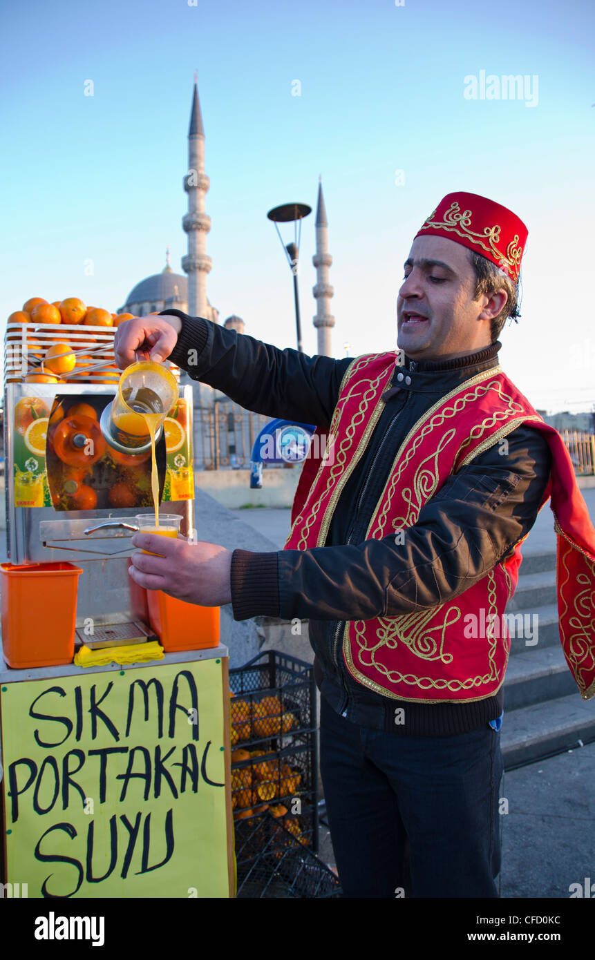 Ornage Juive Anbieter am Goldenen Horn von der Galata-Brücke, befindet sich im Stadtteil Eminönü von Istanbul, Türkei. Stockfoto