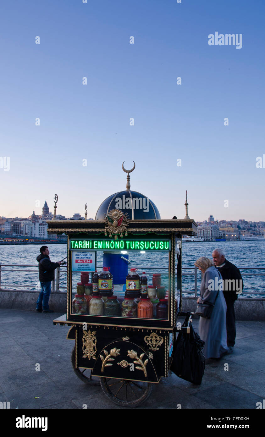 Lebensmittel-Kiosk am Goldenen Horn von der Galata-Brücke, befindet sich im Stadtteil Eminönü von Istanbul, Türkei. Stockfoto