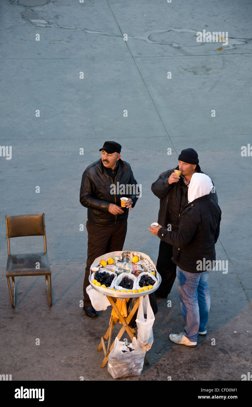 Imbissstände am Goldenen Horn von der Galata-Brücke, befindet sich im Stadtteil Eminönü von Istanbul, Türkei. Stockfoto
