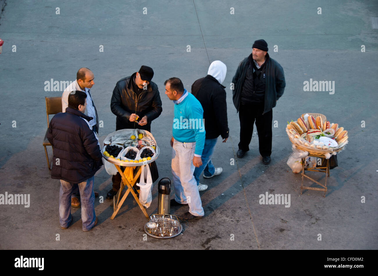 Imbissstände am Goldenen Horn von der Galata-Brücke, befindet sich im Stadtteil Eminönü von Istanbul, Türkei. Stockfoto