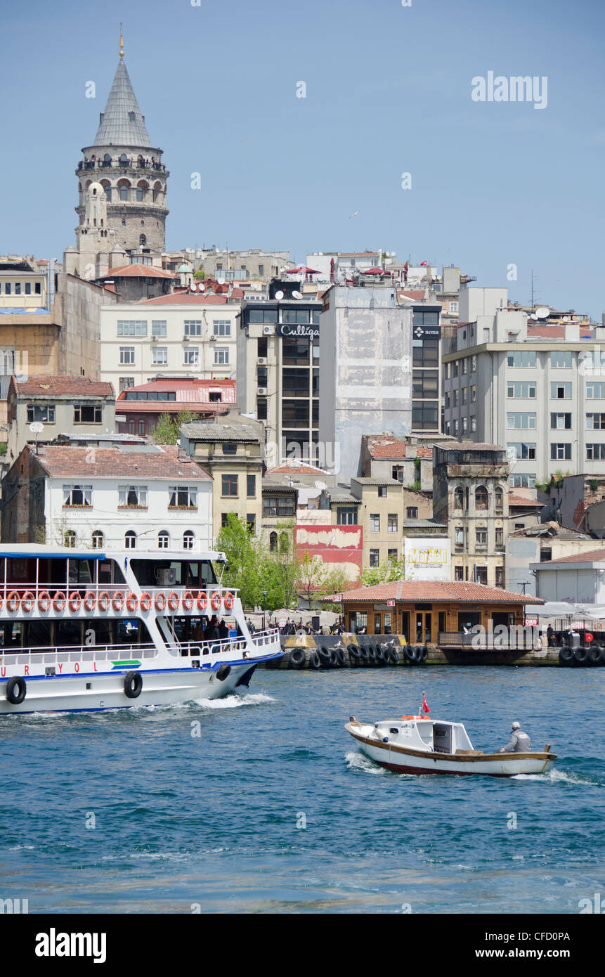 Fähren auf der Golden Horn mit Stadtteil Beyoğlu und Galata-Turm über Istanbul, Türkei Stockfoto