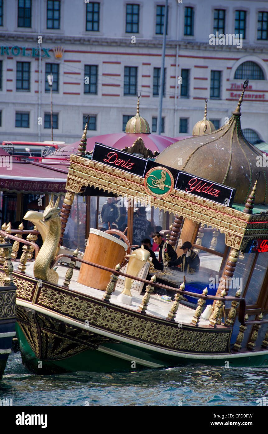 Schwimmende Restaurants am Goldenen Horn von der Galata-Brücke, befindet sich in Eminönü Bezirk von Istanbul, Türkei. Stockfoto