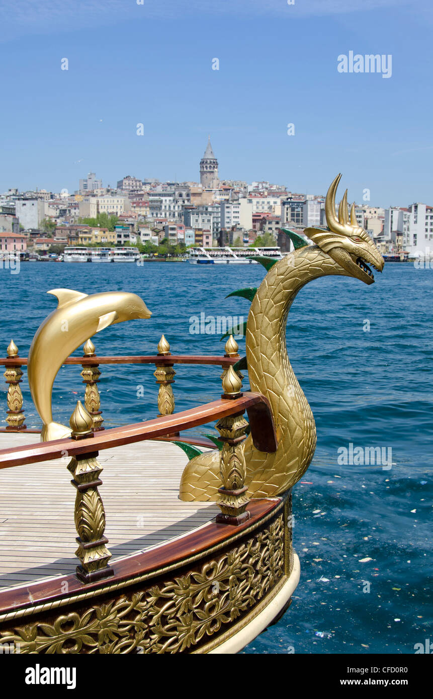 Schwimmende Restaurants am Goldenen Horn von der Galata-Brücke, befindet sich in Eminönü Bezirk von Istanbul, Türkei. Stockfoto